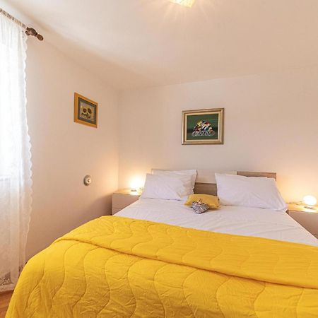 5 Bedroom Cozy Home In Okrug Donji Donji Okrug  ภายนอก รูปภาพ