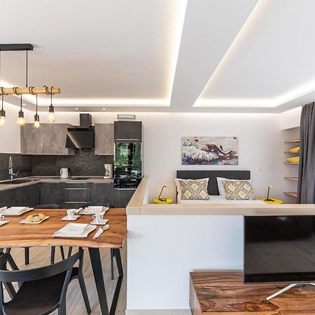 5 Bedroom Cozy Home In Okrug Donji Donji Okrug  ภายนอก รูปภาพ