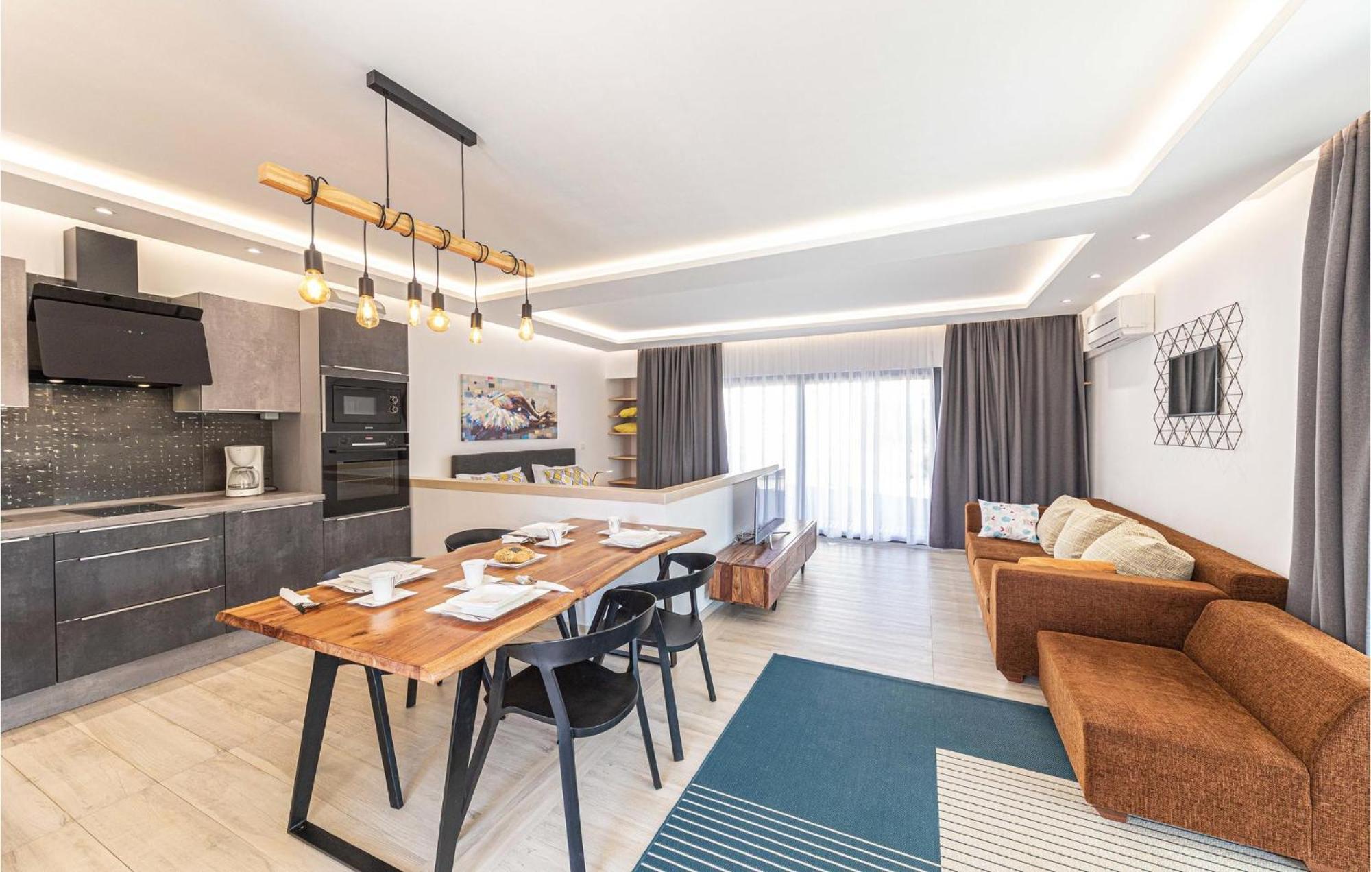 5 Bedroom Cozy Home In Okrug Donji Donji Okrug  ภายนอก รูปภาพ