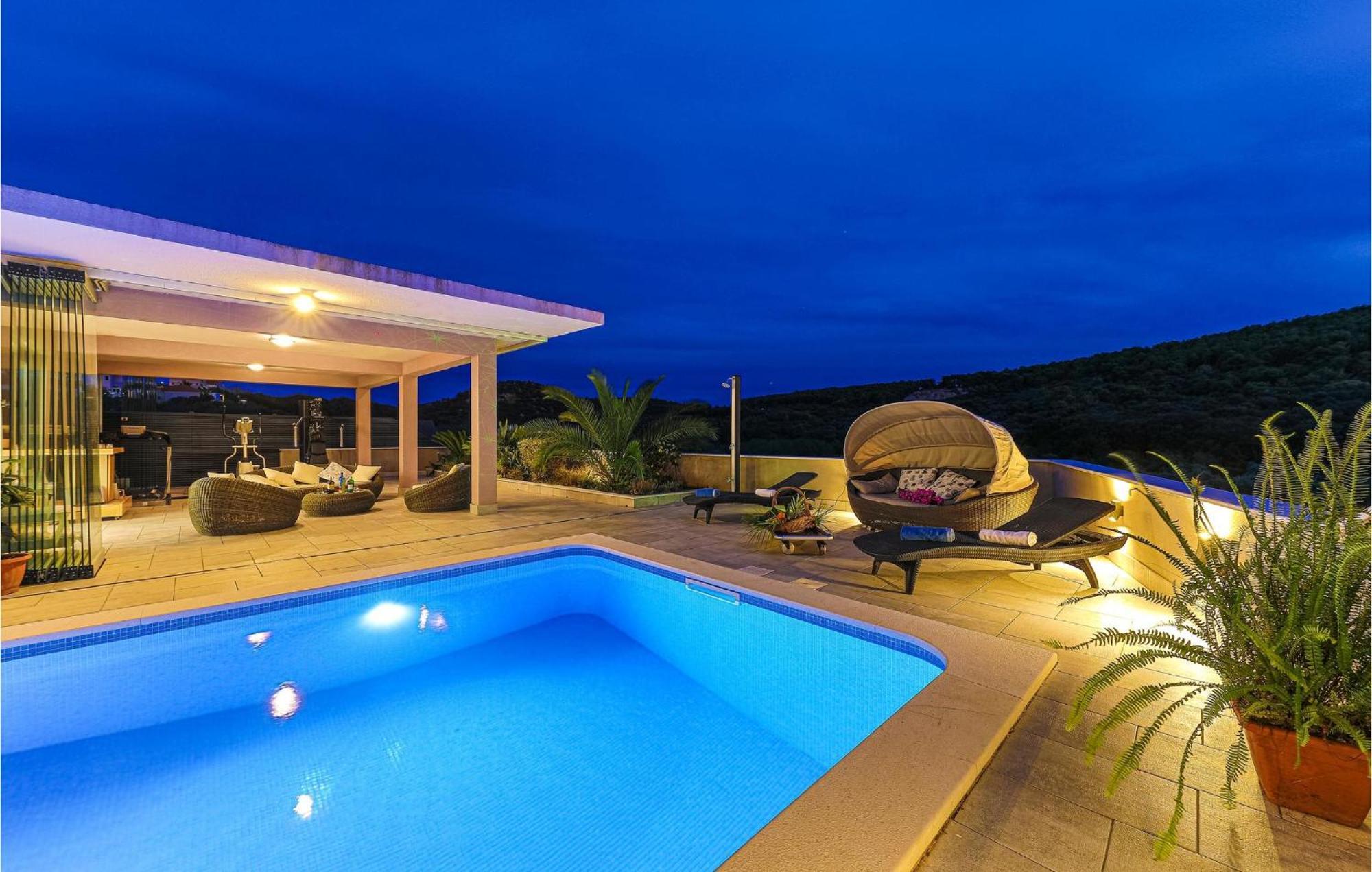 5 Bedroom Cozy Home In Okrug Donji Donji Okrug  ภายนอก รูปภาพ