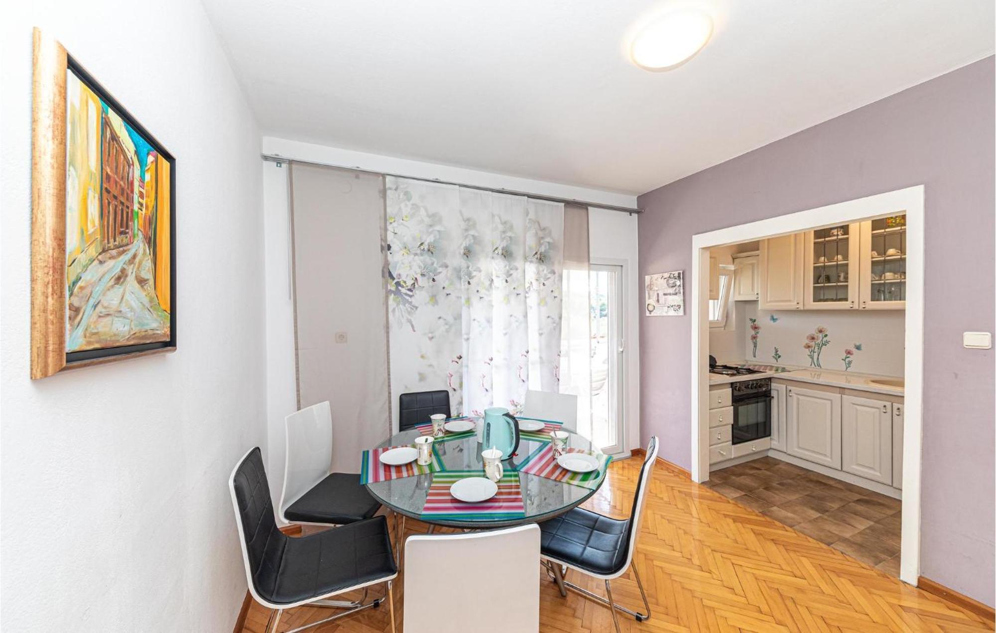 5 Bedroom Cozy Home In Okrug Donji Donji Okrug  ภายนอก รูปภาพ