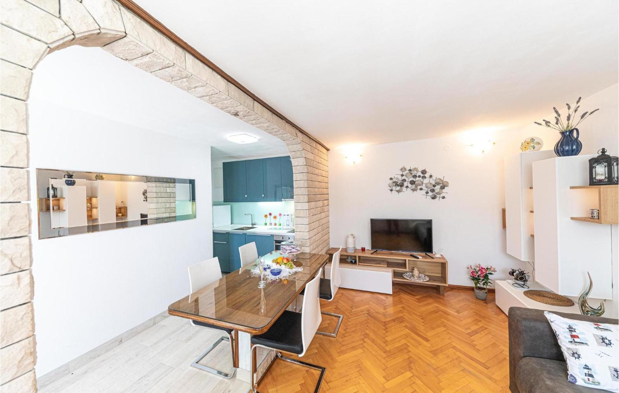 5 Bedroom Cozy Home In Okrug Donji Donji Okrug  ภายนอก รูปภาพ