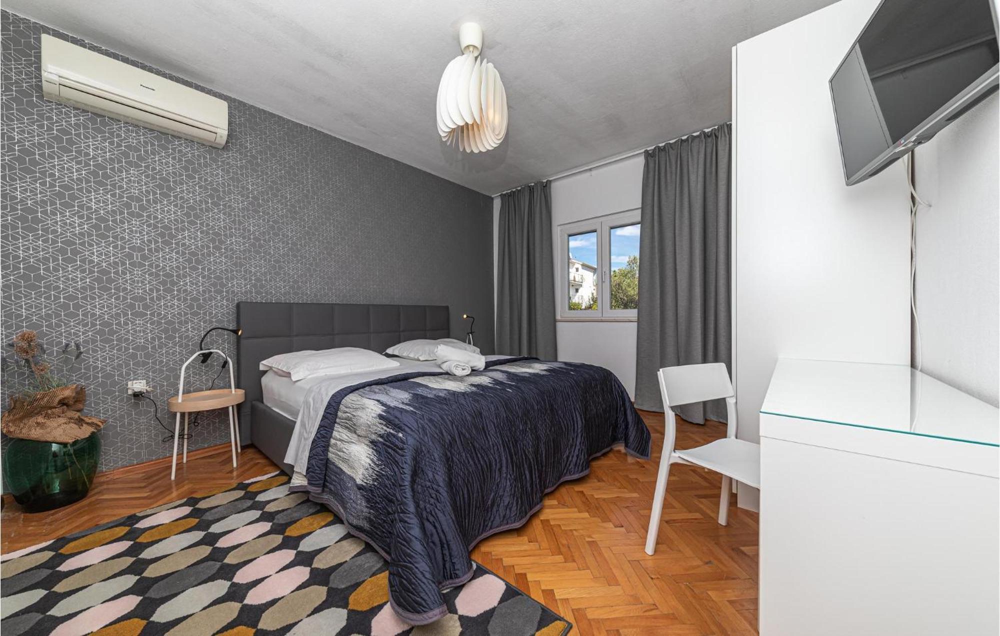 5 Bedroom Cozy Home In Okrug Donji Donji Okrug  ภายนอก รูปภาพ