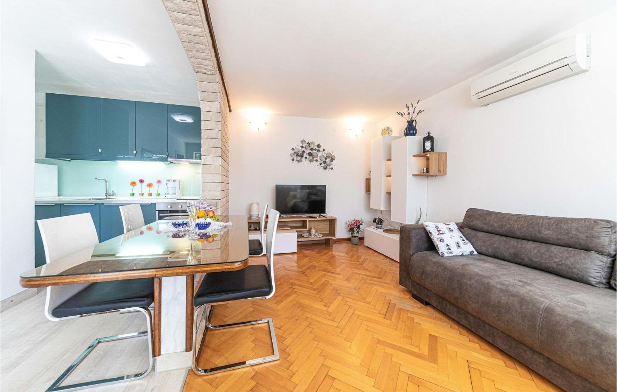 5 Bedroom Cozy Home In Okrug Donji Donji Okrug  ภายนอก รูปภาพ