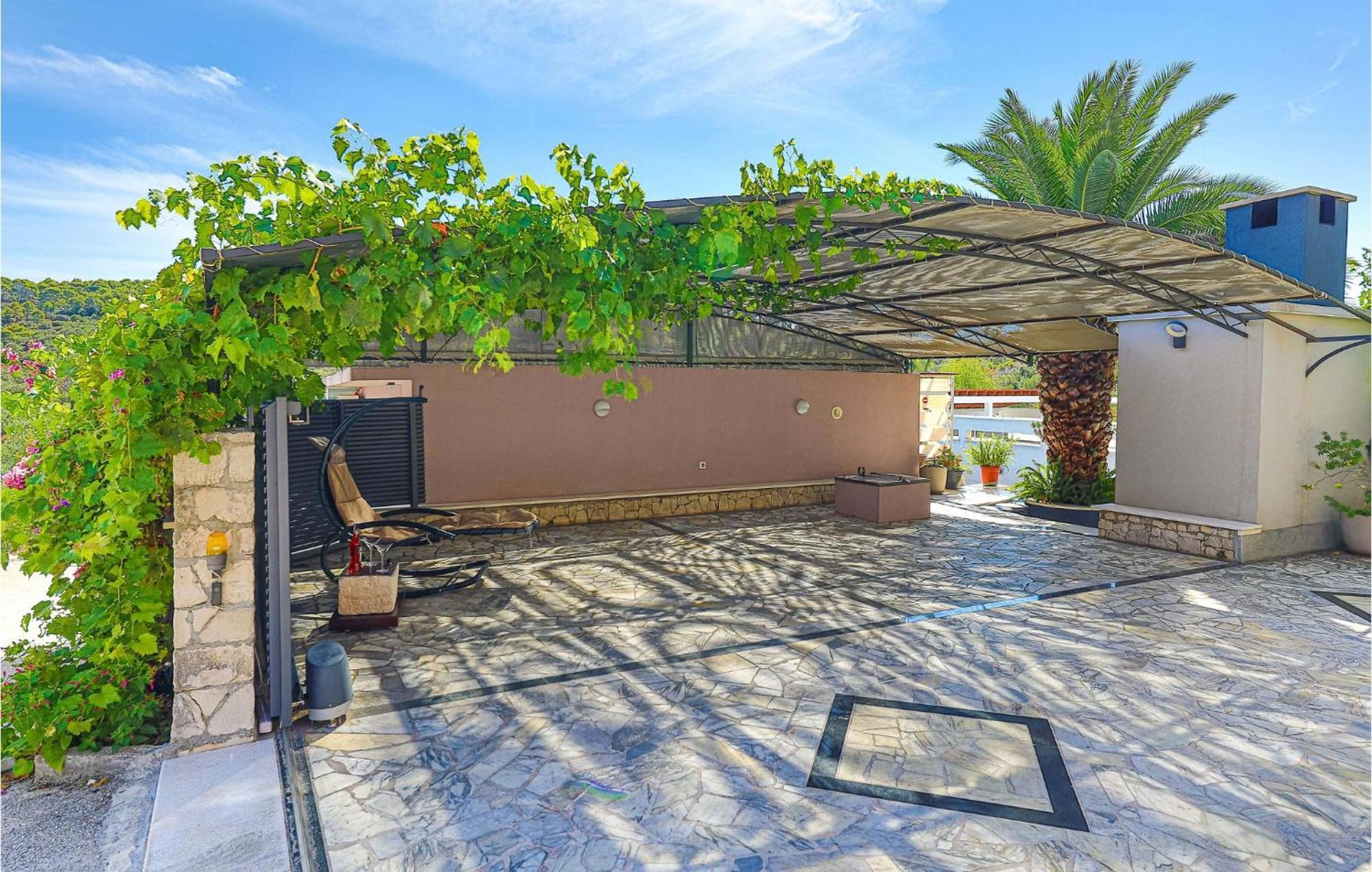 5 Bedroom Cozy Home In Okrug Donji Donji Okrug  ภายนอก รูปภาพ