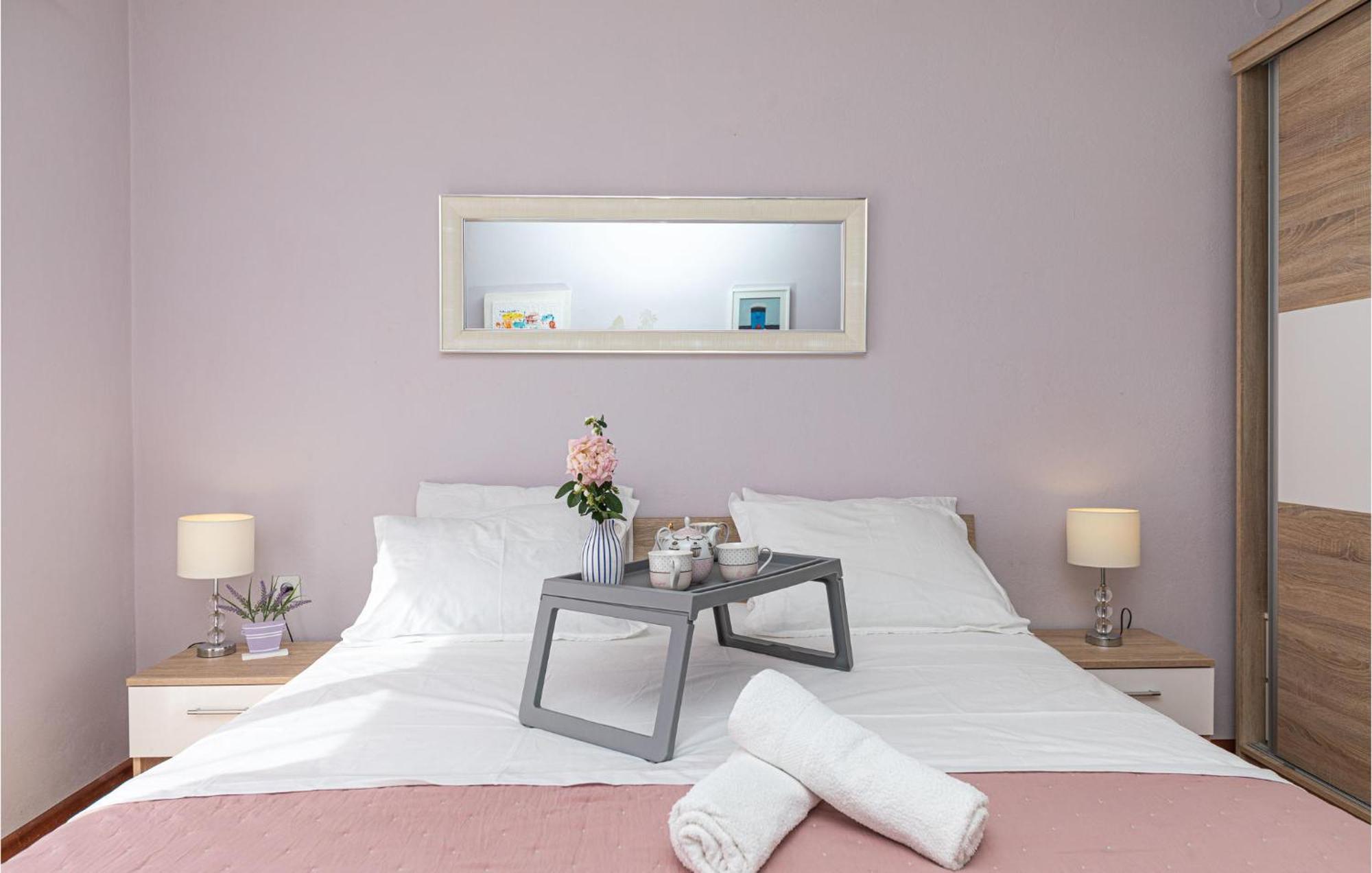 5 Bedroom Cozy Home In Okrug Donji Donji Okrug  ภายนอก รูปภาพ