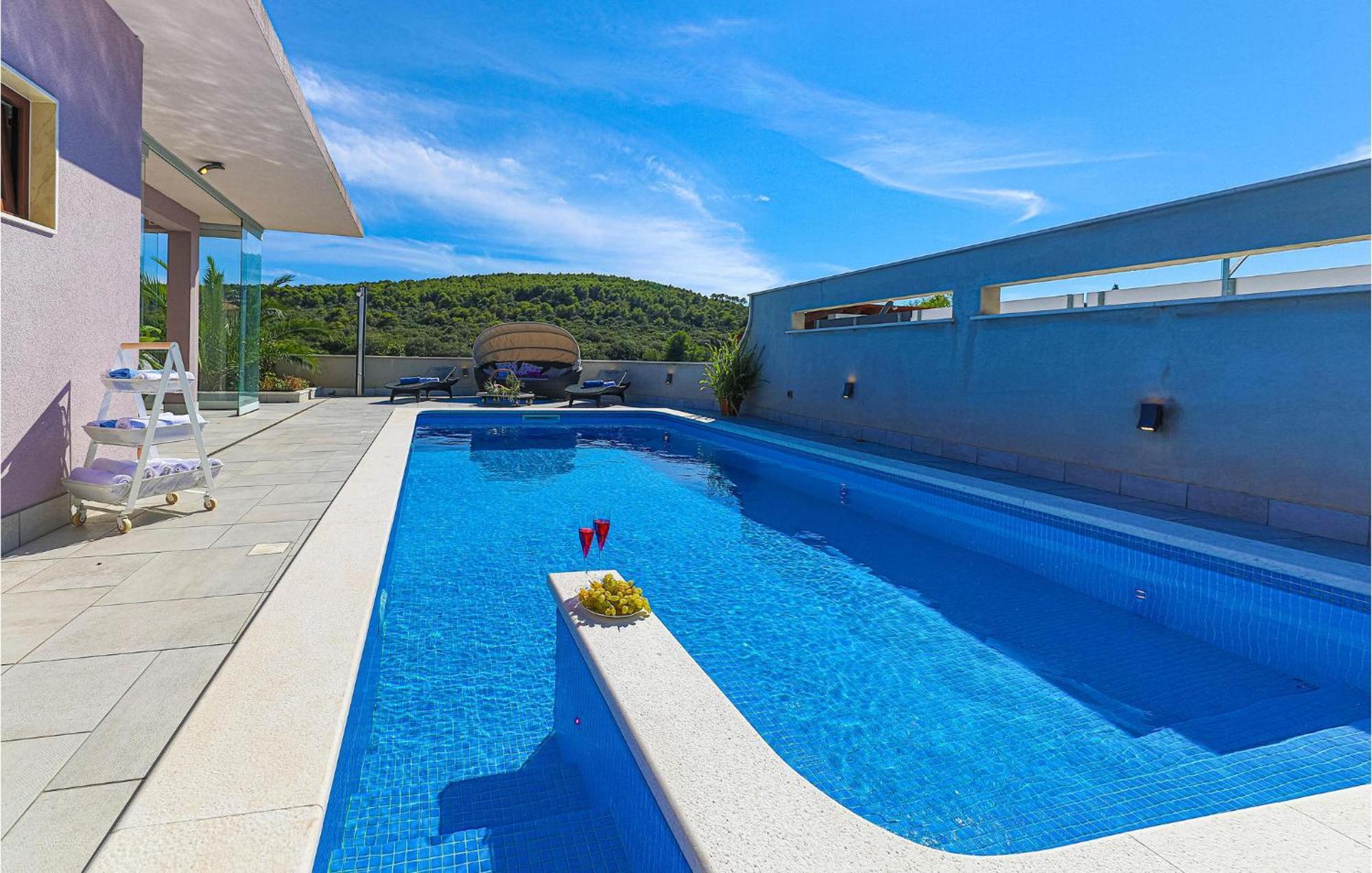 5 Bedroom Cozy Home In Okrug Donji Donji Okrug  ภายนอก รูปภาพ