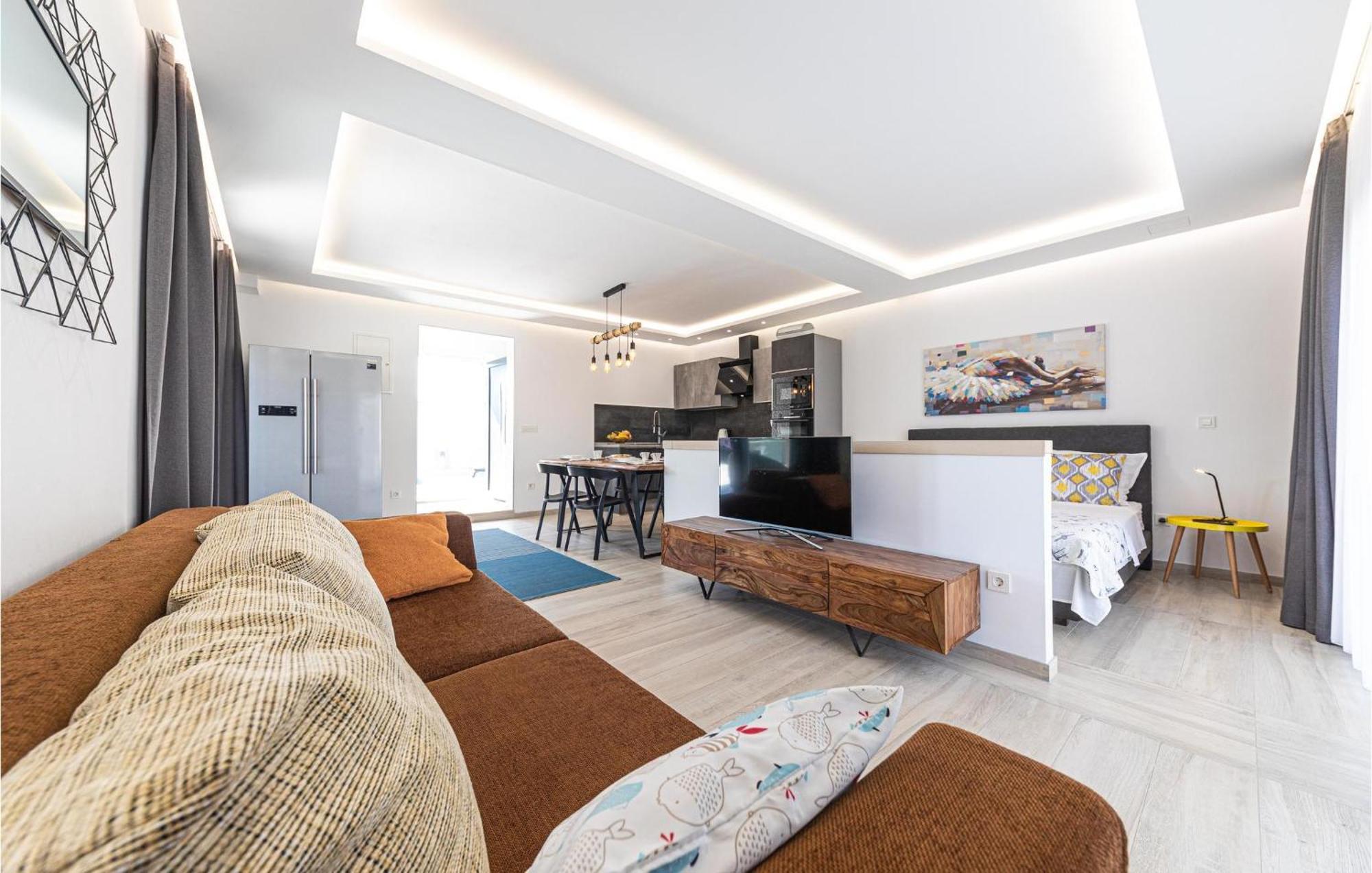 5 Bedroom Cozy Home In Okrug Donji Donji Okrug  ภายนอก รูปภาพ