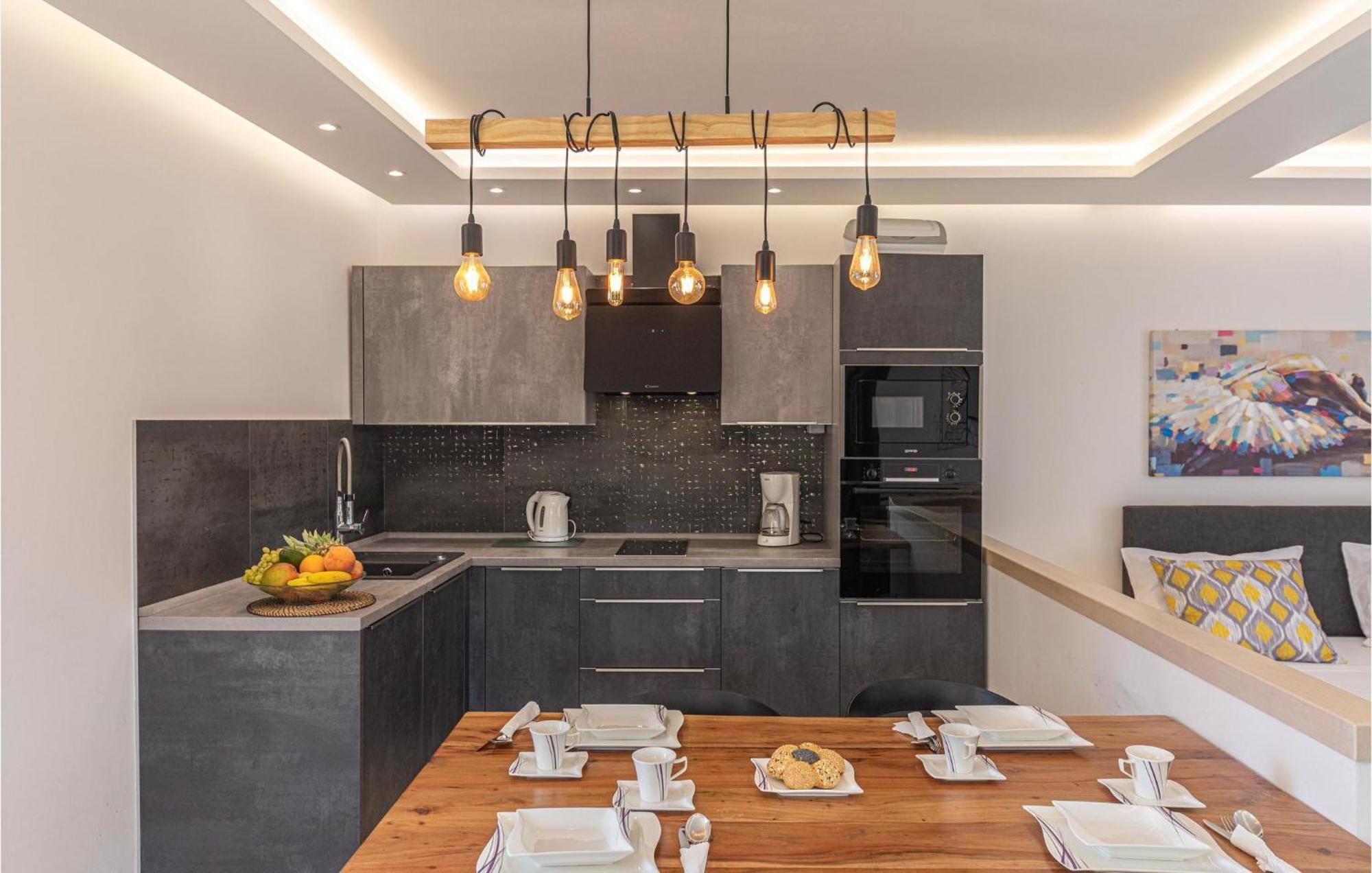 5 Bedroom Cozy Home In Okrug Donji Donji Okrug  ภายนอก รูปภาพ