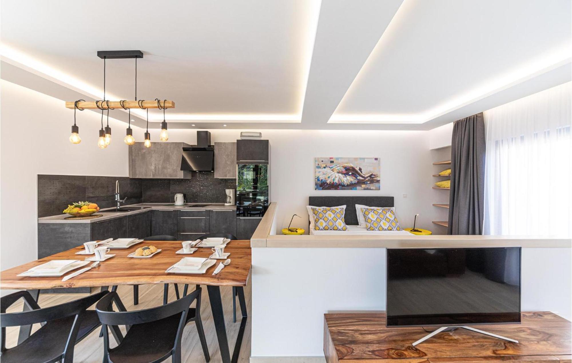 5 Bedroom Cozy Home In Okrug Donji Donji Okrug  ภายนอก รูปภาพ