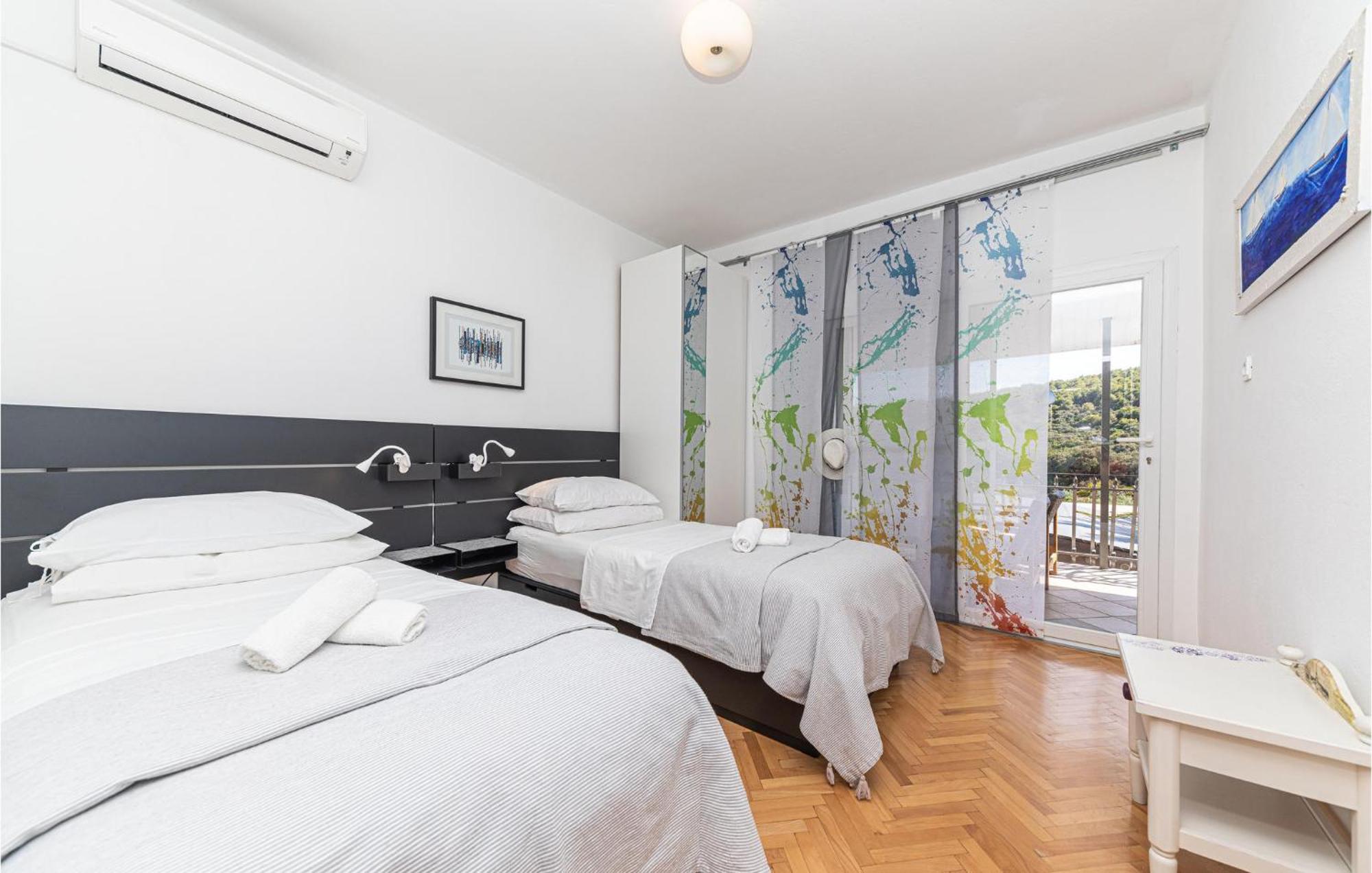 5 Bedroom Cozy Home In Okrug Donji Donji Okrug  ภายนอก รูปภาพ