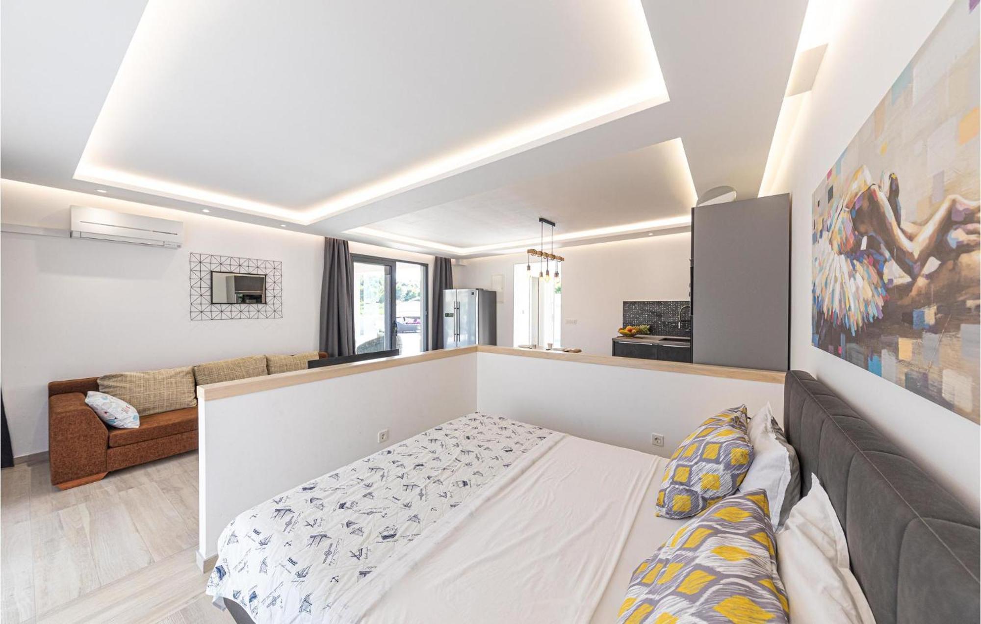 5 Bedroom Cozy Home In Okrug Donji Donji Okrug  ภายนอก รูปภาพ
