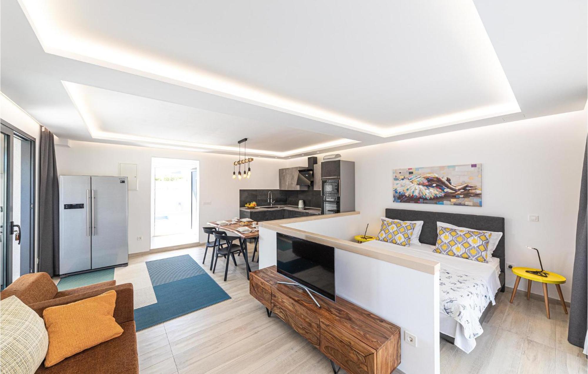 5 Bedroom Cozy Home In Okrug Donji Donji Okrug  ภายนอก รูปภาพ