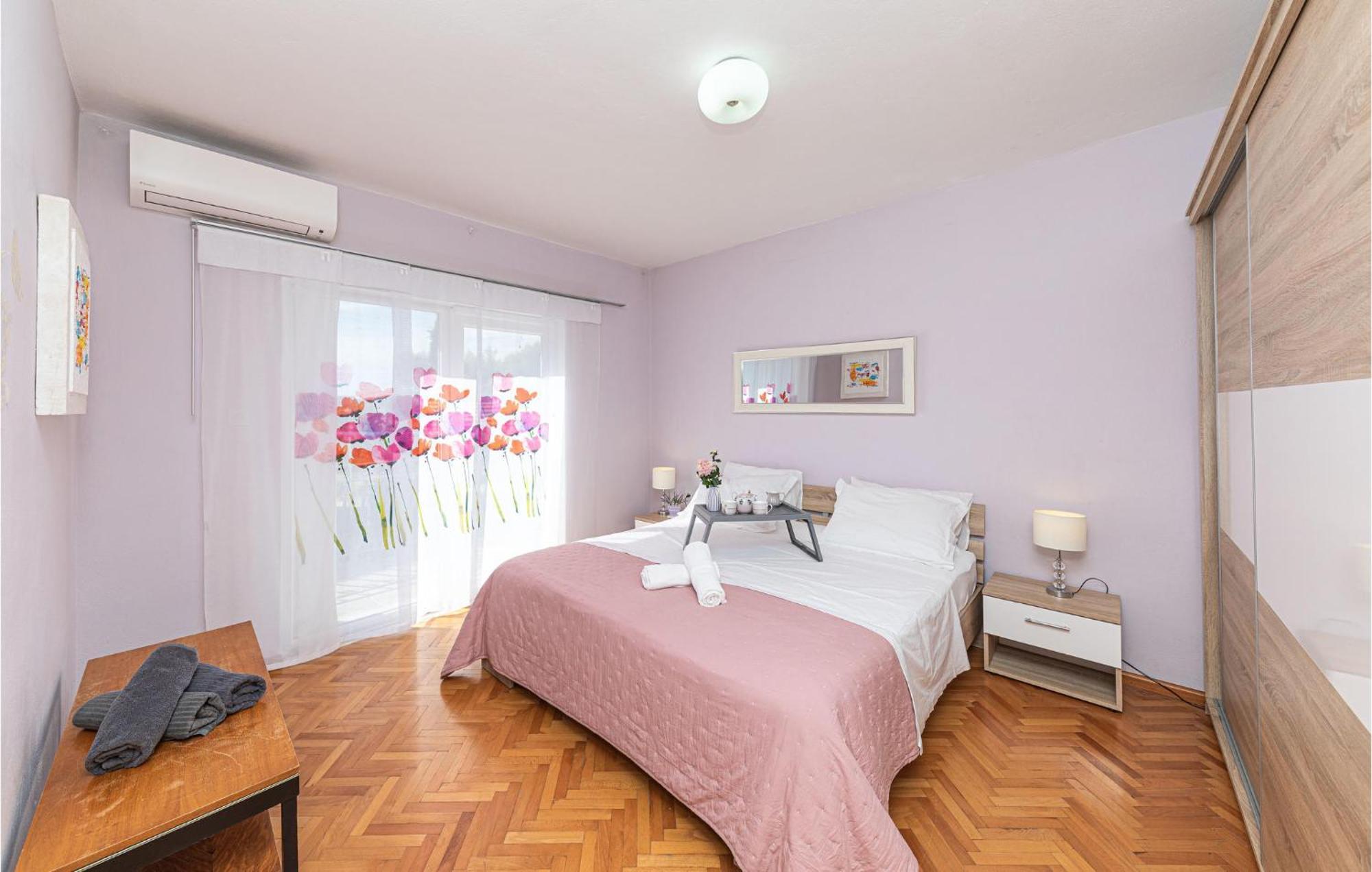 5 Bedroom Cozy Home In Okrug Donji Donji Okrug  ภายนอก รูปภาพ