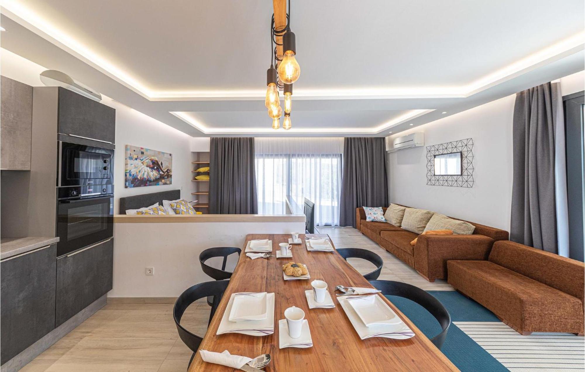 5 Bedroom Cozy Home In Okrug Donji Donji Okrug  ภายนอก รูปภาพ