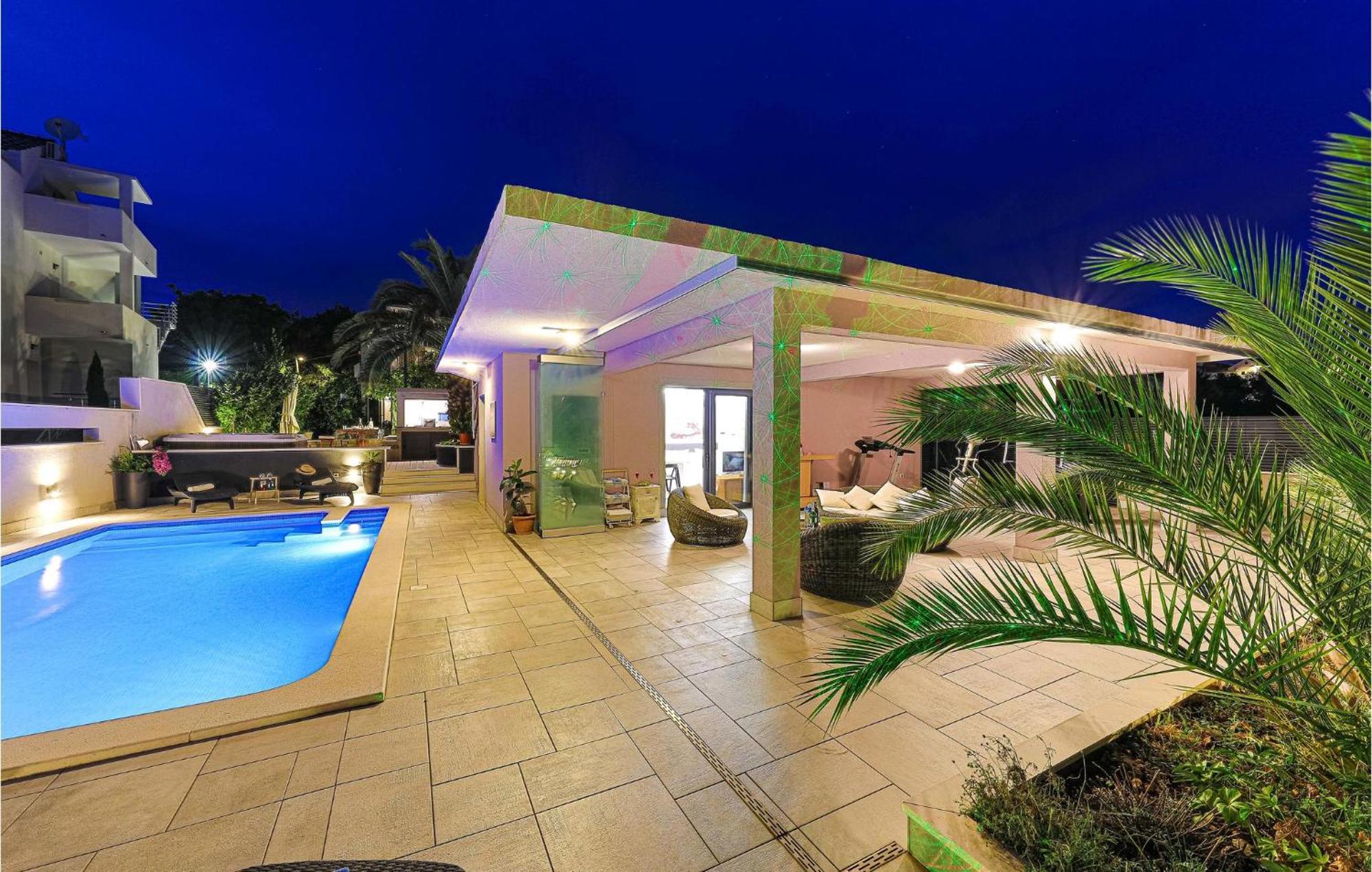 5 Bedroom Cozy Home In Okrug Donji Donji Okrug  ภายนอก รูปภาพ