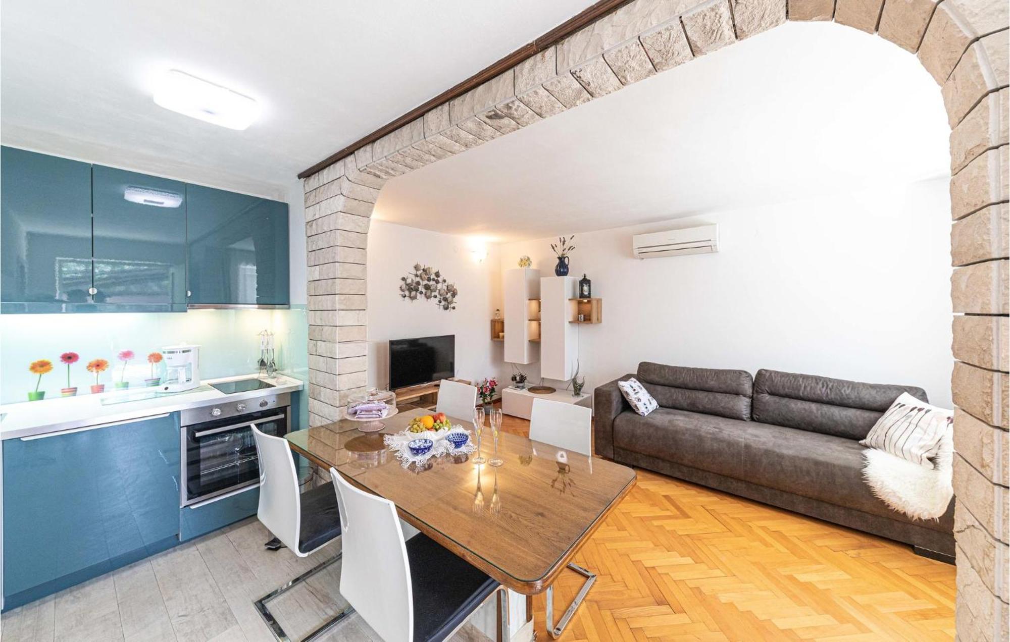 5 Bedroom Cozy Home In Okrug Donji Donji Okrug  ภายนอก รูปภาพ