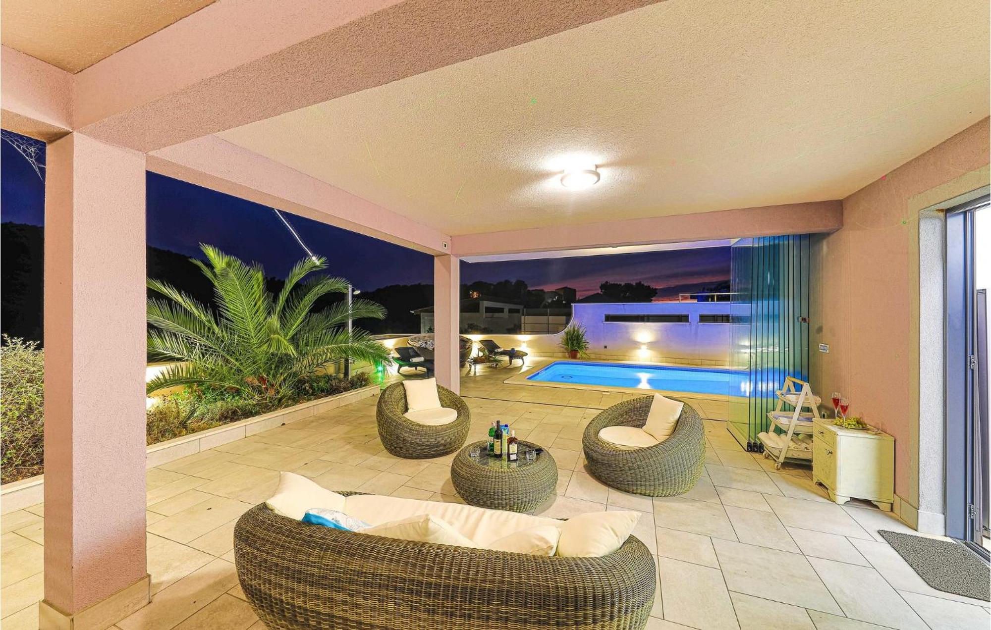5 Bedroom Cozy Home In Okrug Donji Donji Okrug  ภายนอก รูปภาพ