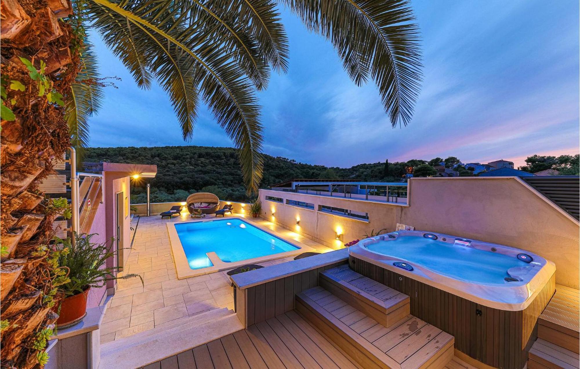 5 Bedroom Cozy Home In Okrug Donji Donji Okrug  ภายนอก รูปภาพ