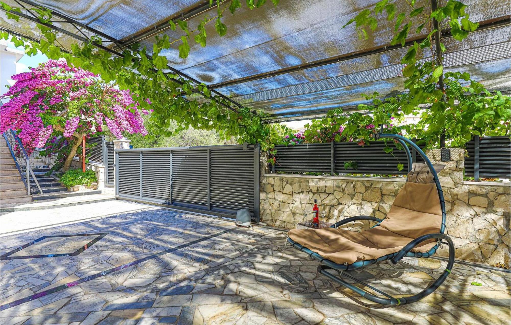 5 Bedroom Cozy Home In Okrug Donji Donji Okrug  ภายนอก รูปภาพ