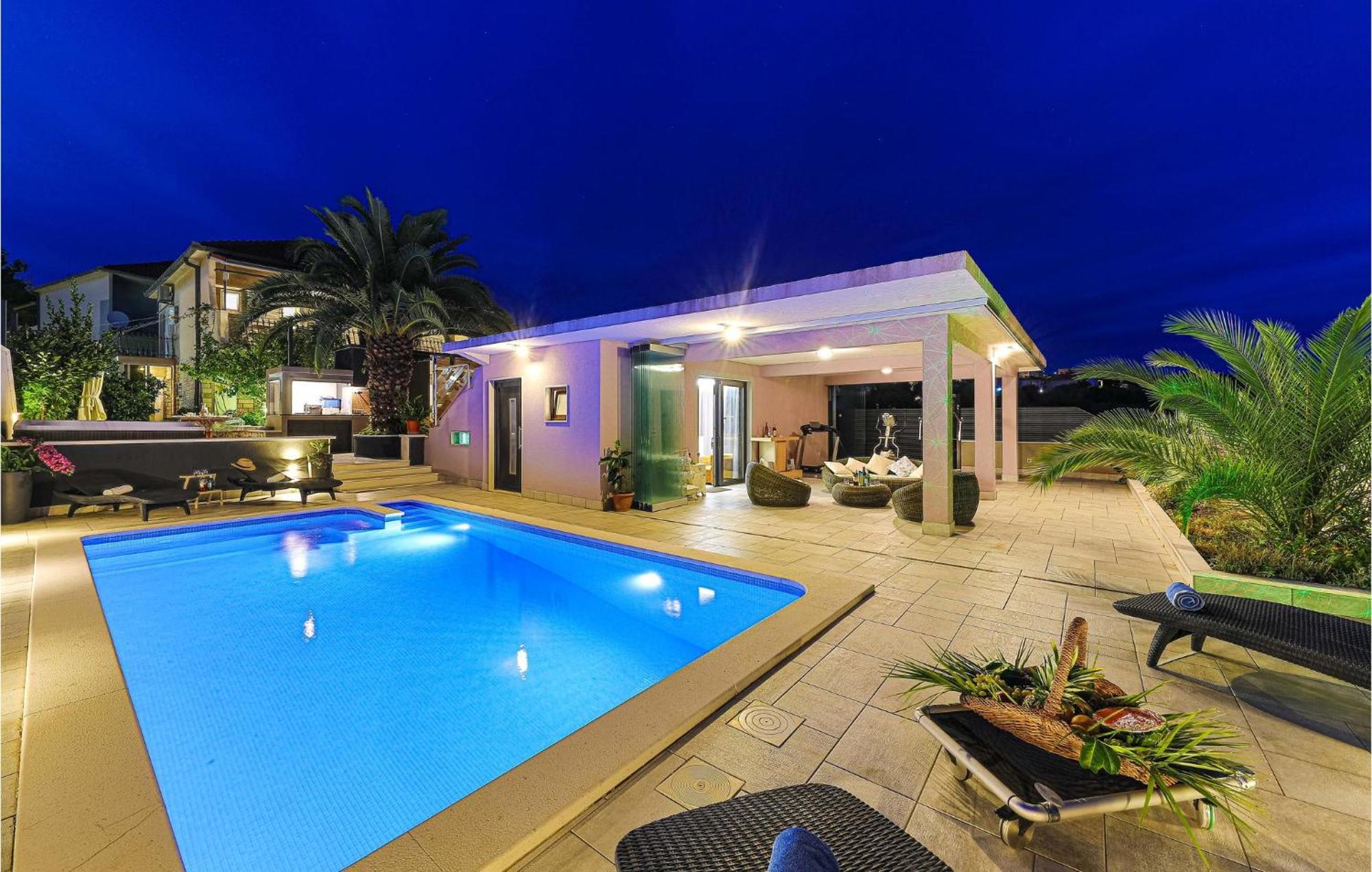 5 Bedroom Cozy Home In Okrug Donji Donji Okrug  ภายนอก รูปภาพ