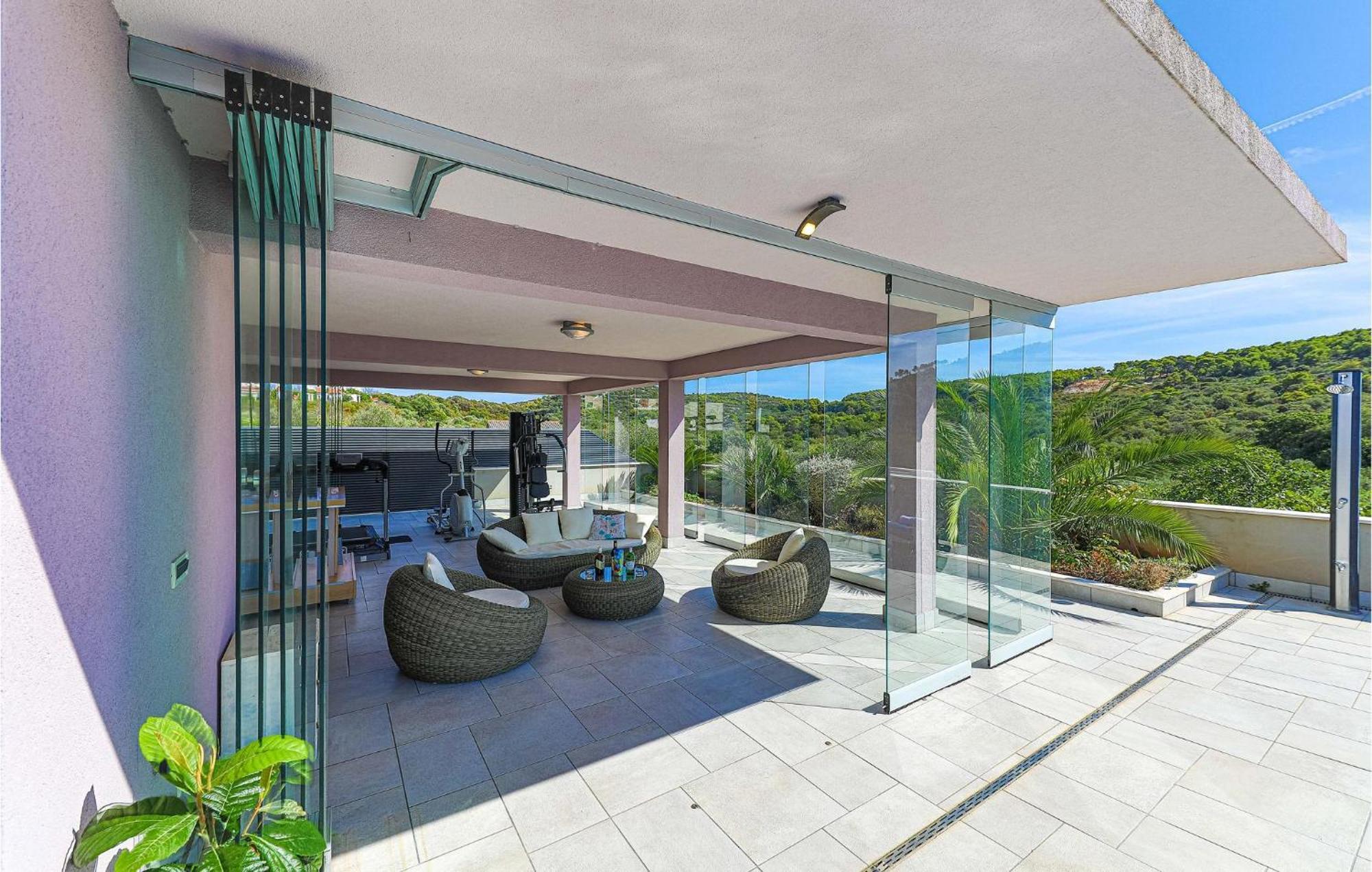 5 Bedroom Cozy Home In Okrug Donji Donji Okrug  ภายนอก รูปภาพ
