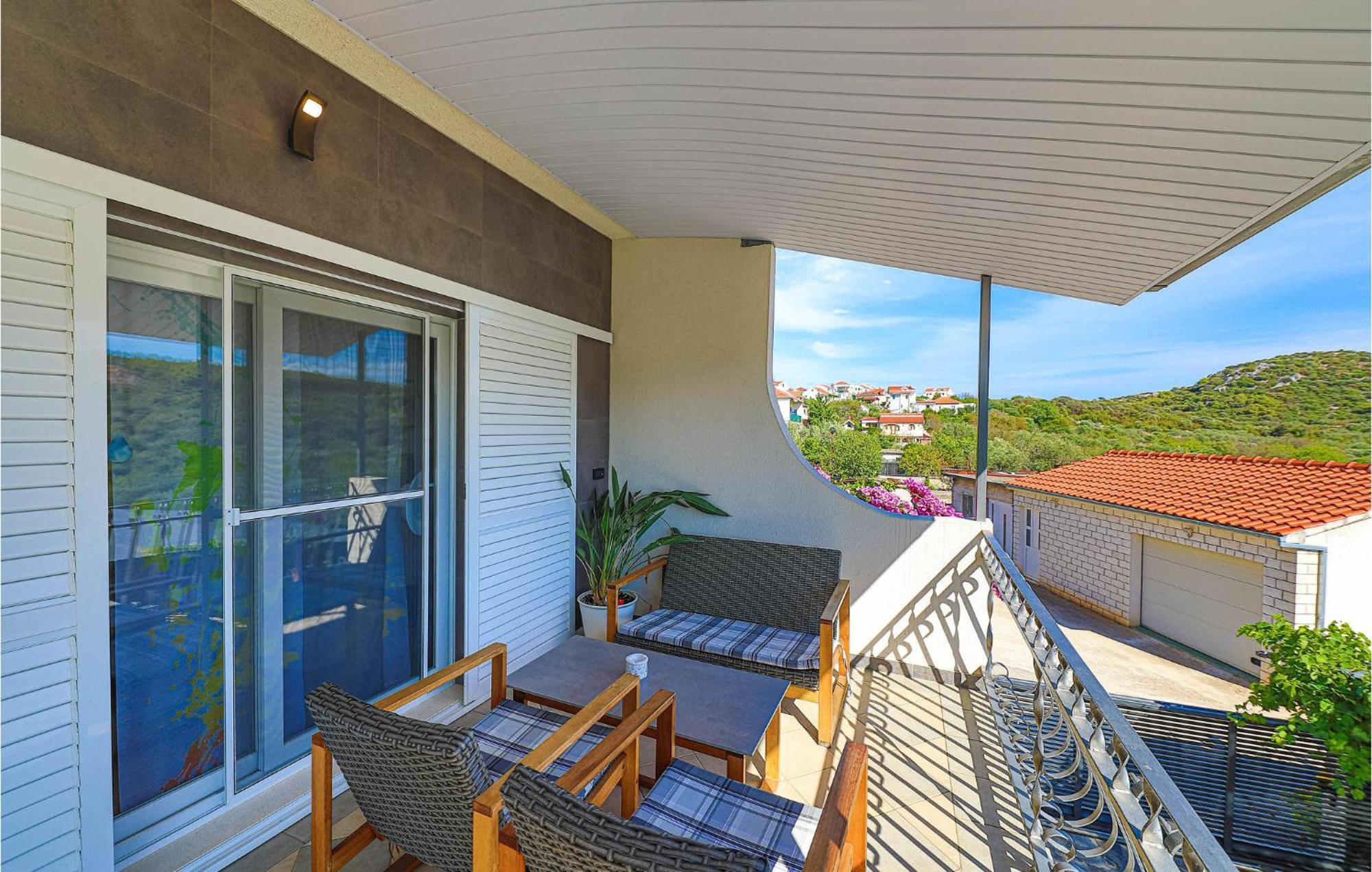 5 Bedroom Cozy Home In Okrug Donji Donji Okrug  ภายนอก รูปภาพ