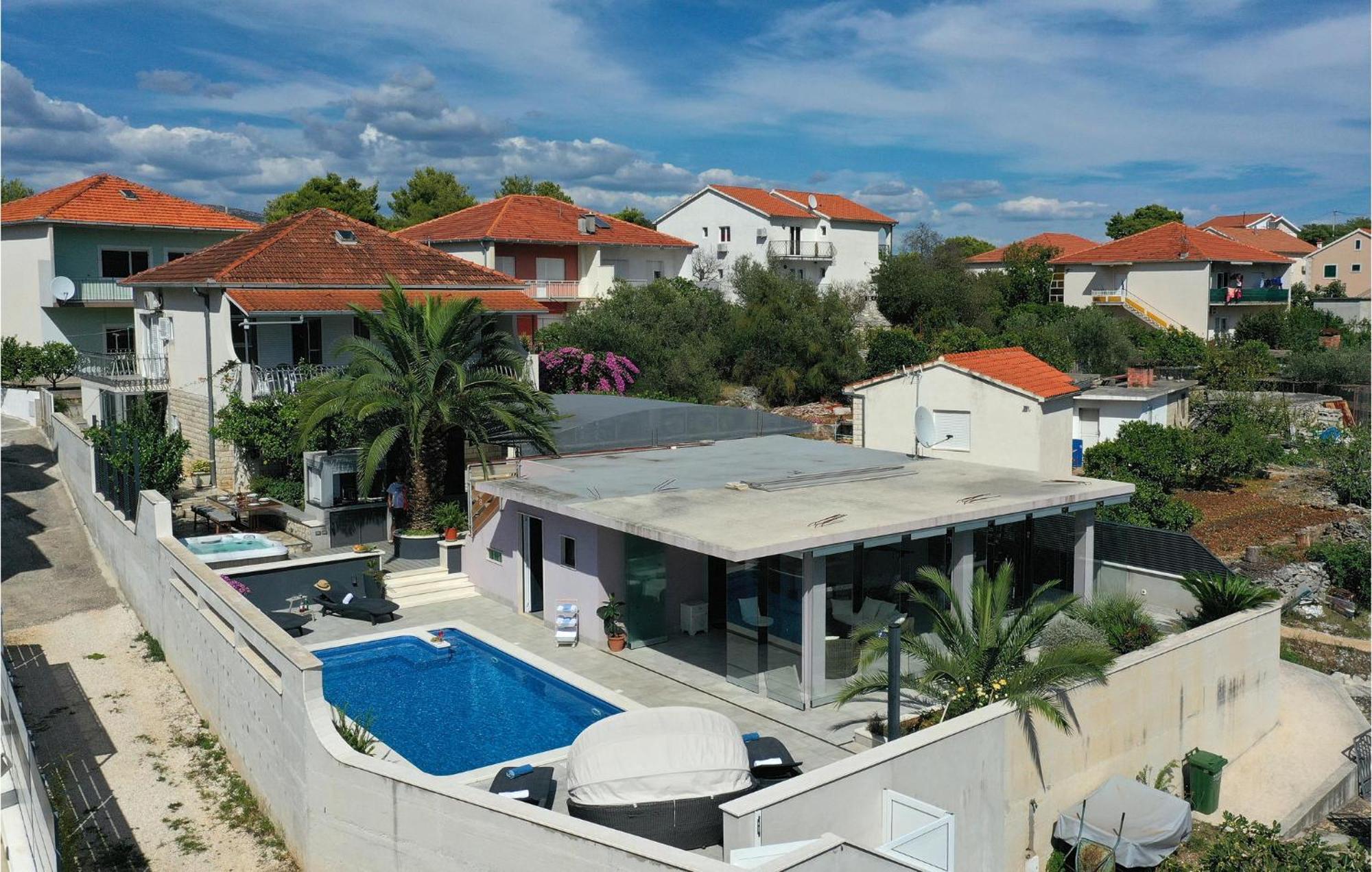 5 Bedroom Cozy Home In Okrug Donji Donji Okrug  ภายนอก รูปภาพ