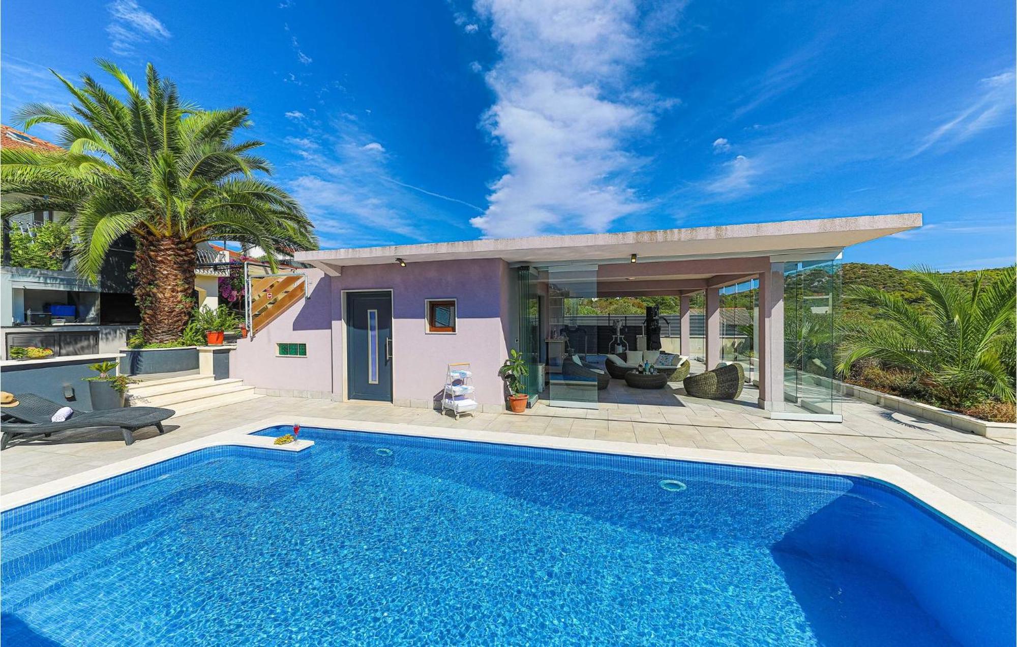 5 Bedroom Cozy Home In Okrug Donji Donji Okrug  ภายนอก รูปภาพ