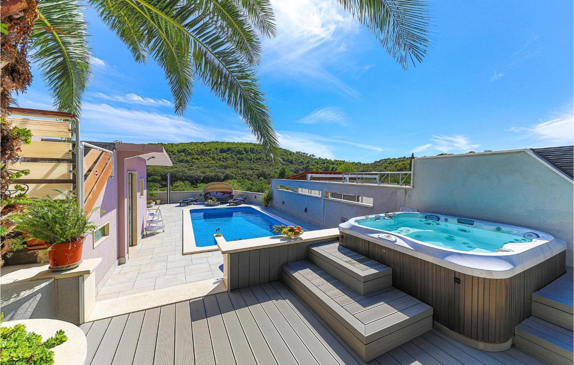 5 Bedroom Cozy Home In Okrug Donji Donji Okrug  ภายนอก รูปภาพ