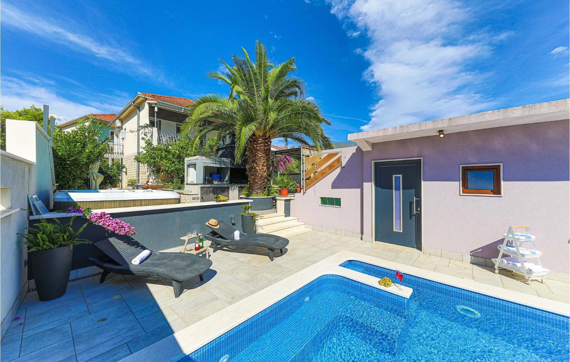 5 Bedroom Cozy Home In Okrug Donji Donji Okrug  ภายนอก รูปภาพ